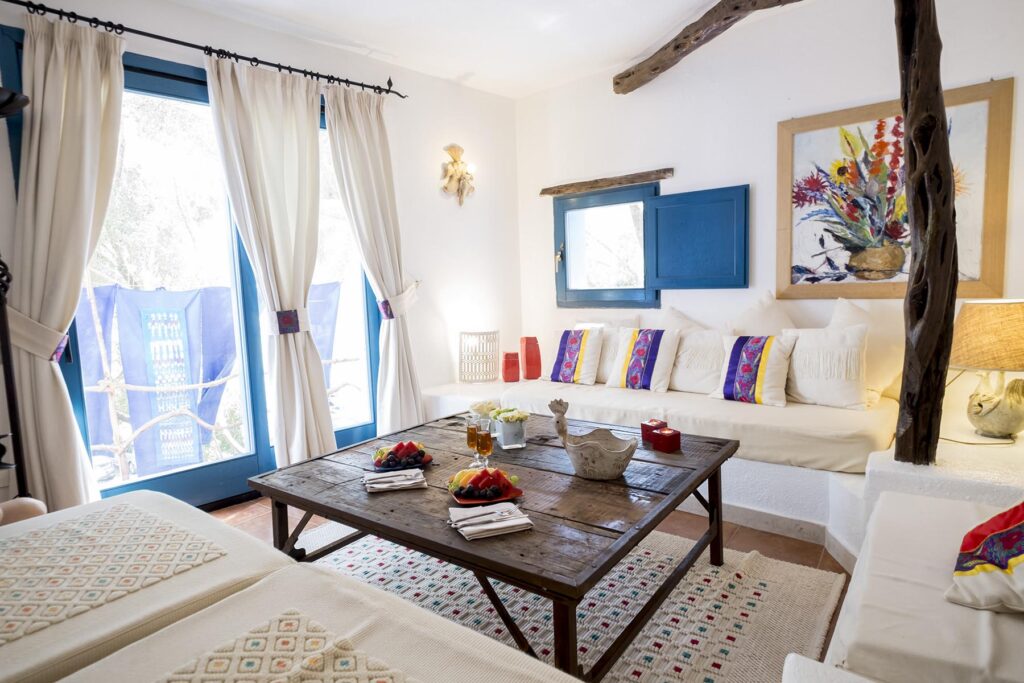 Der Wohnbereich einer Suite im Su Gologone Experience Hotel, Oliena - meer sardinien urlaub