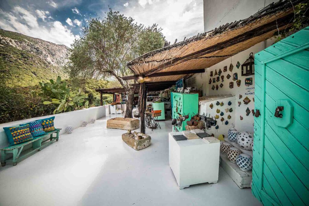 Der Zugang zur Kunst-Boutique des Su Gologone Experience Hotels, Oliena - meer sardinien urlaub