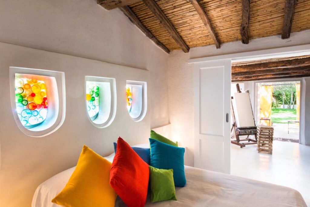 Die Harmonie der Farben im Art-Suite-Studio-Zimmer des Su Gologone Experience Hotels, Oliena - meer sardinien urlaub