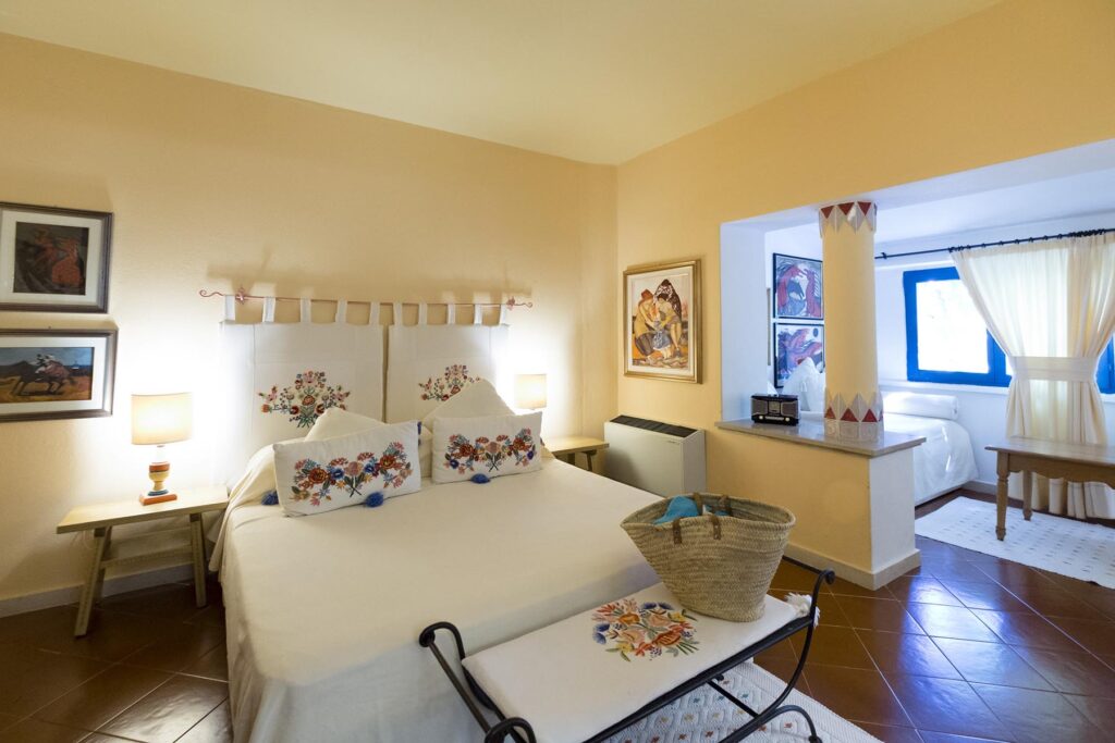 Einblick in eine Junior-Suite vom Su Gologone Experience Hotel, Oliena - meer sardinien urlaub