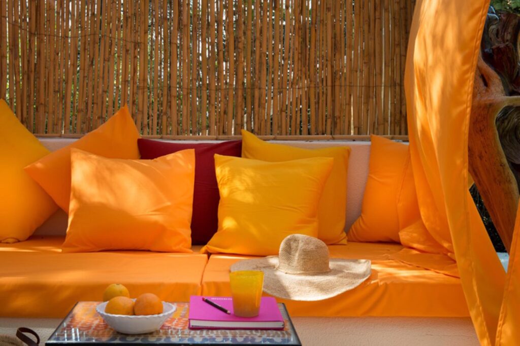 Gemütliche Sitzecke im Art-Suite-Studio-Zimmer des Su Gologone Experience Hotels, Oliena - meer sardinien urlaub
