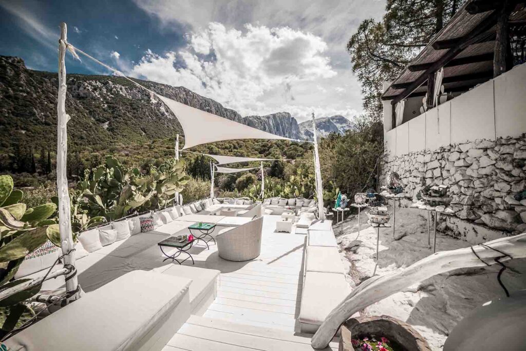 inmitten einer atemberaubenden Natur in schlichter Eleganz, ein Aperitif in der Bar Magico Tablea des Su Gologone Experience Hotels geniessen - meer sardinien urlaub