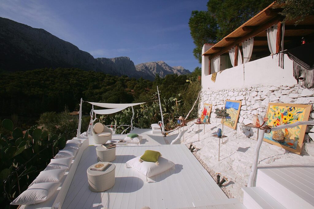 inmitten einer atemberaubenden Natur in schlichter Eleganz in der Bar Magico Tablea des Su Gologone Experience Hotels geniessen - meer sardinien urlaub