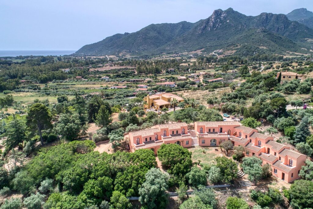 Aussenansicht auf die Hotelgebäude des Genna e Masoni, Cardedu - meer sardinien urlaub