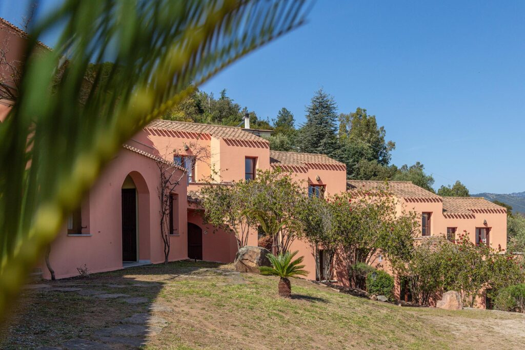 Blick auf die Bungalow-Zimmer des Hotels Genna e Masoni, Cardedu - meer sardinien urlaub