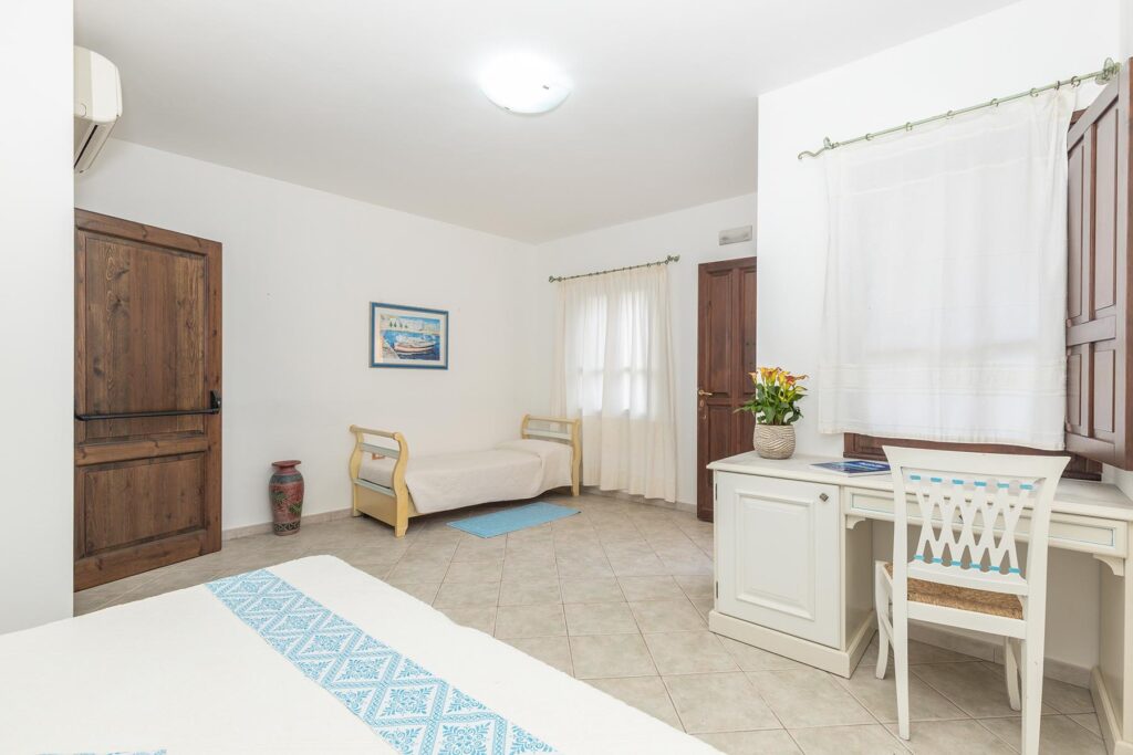 Der Blick vom Doppelbett eines Dreibett-Zimmers, Hotel Genna e Masoni, Cardedu - meer sardinien urlaub