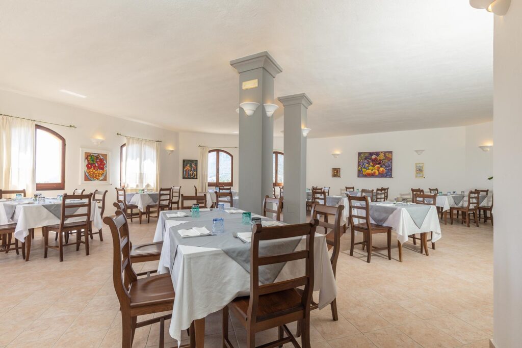 Der gemütliche Restaurantsaal des Hotels Genna e Masoni, Cardedu - meer sardinien urlaub