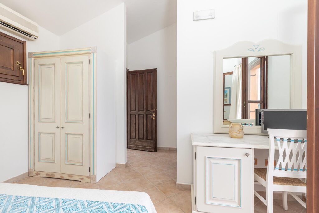 Ein Dreibett-Zimmer, Hotel Genna e Masoni, Cardedu - meer sardinien urlaub