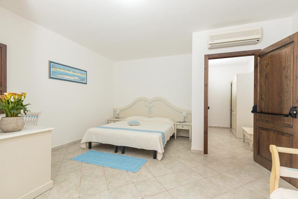 Einblick in ein Dreibett-Zimmer, Hotel Genna e Masoni, Cardedu - meer sardinien urlaub