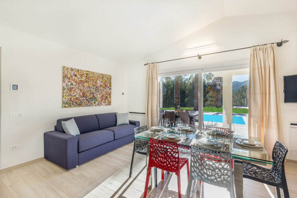 Ansicht des Wohn- und Essbereichs sowie des Gartens mit Pool, Ville d´Ogliastra 1 Piscina, Cardedu - meer sardinien urlaub
