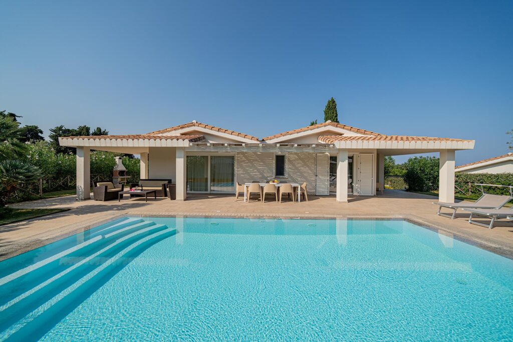 Ansicht von Pool und Hausfront eines Ferienhauses Ville d´Ogliastra 1 Piscina, Cardedu - meer sardinien urlaub