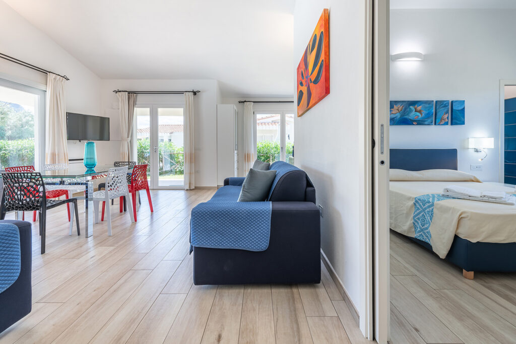 Ansicht von Wohnraum und Doppelschlafzimmer eines Ferienhauses Ville d´Ogliastra 1 Piscina, Cardedu - meer sardinien urlaub