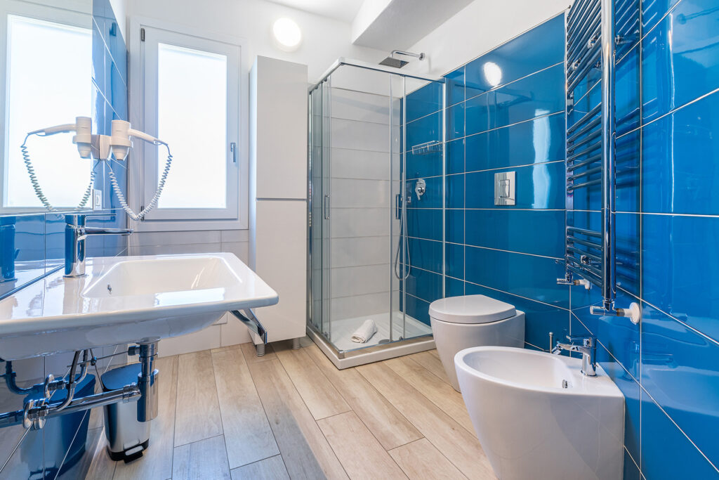Blick in das geschmackvolle Bad eines Ferienhauses Ville d´Ogliastra 1 Piscina, Cardedu - meer sardinien urlaub