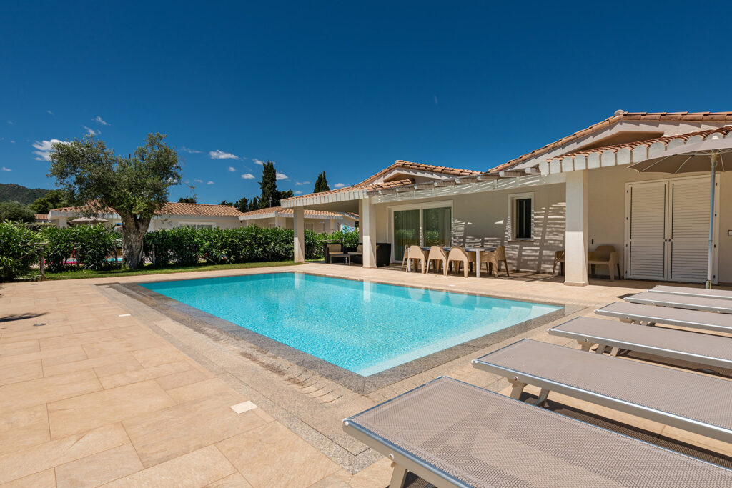 Blick von den Sonnenliegen zum Pool und Haus, Ville d´Ogliastra 1 Piscina, Cardedu - meer sardinien urlaub