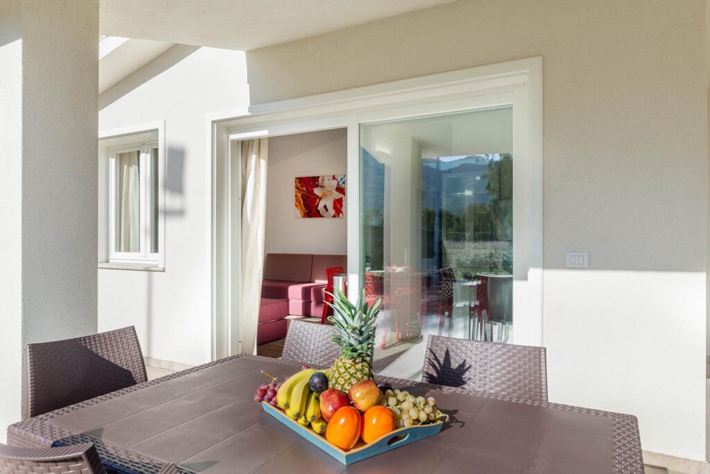 Blick von der Terrasse in den Wohnraum der Ferienhäuser Ville d´Ogliastra 1 Standard, Cardedu - meer sardinien urlaub