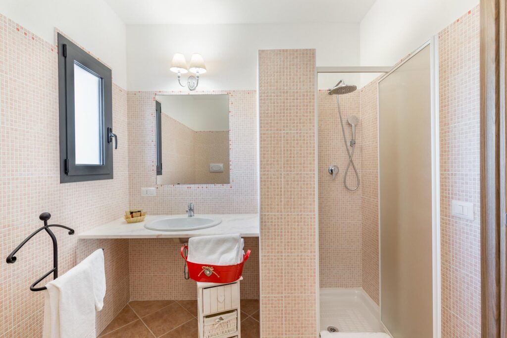 Das Bad des Grand Apartment im Nebengebäude Loft und Apartments, Hotel Mannois, Orosei