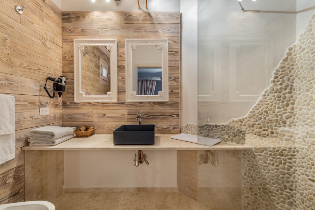 Das Badezimmer des Loft Deluxe-Zimmers im Nebengebäude Loft und Apartments, Hotel Mannois, Orosei