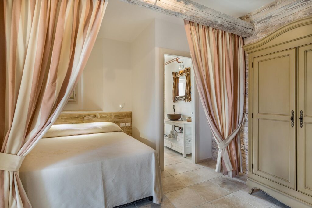 Das Schlafzimmer des Loft Superior im Nebengebäude Loft und Apartments, Hotel Mannois, Orosei