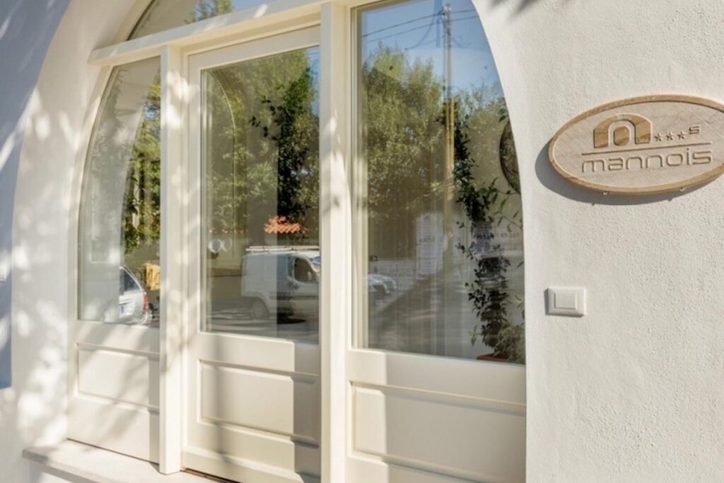Der Eingang des Nebengebäudes Loft und Apartments, Hotel Mannois, Orosei