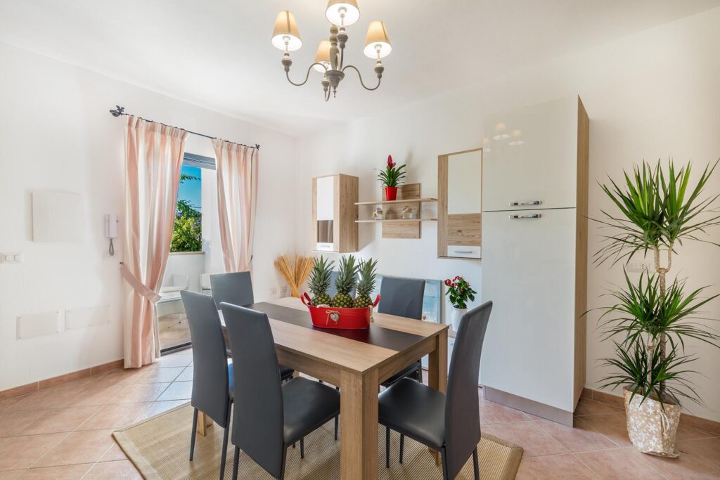 Der Essbereich des Grand Apartment im Nebengebäude Loft und Apartments, Hotel Mannois, Orosei
