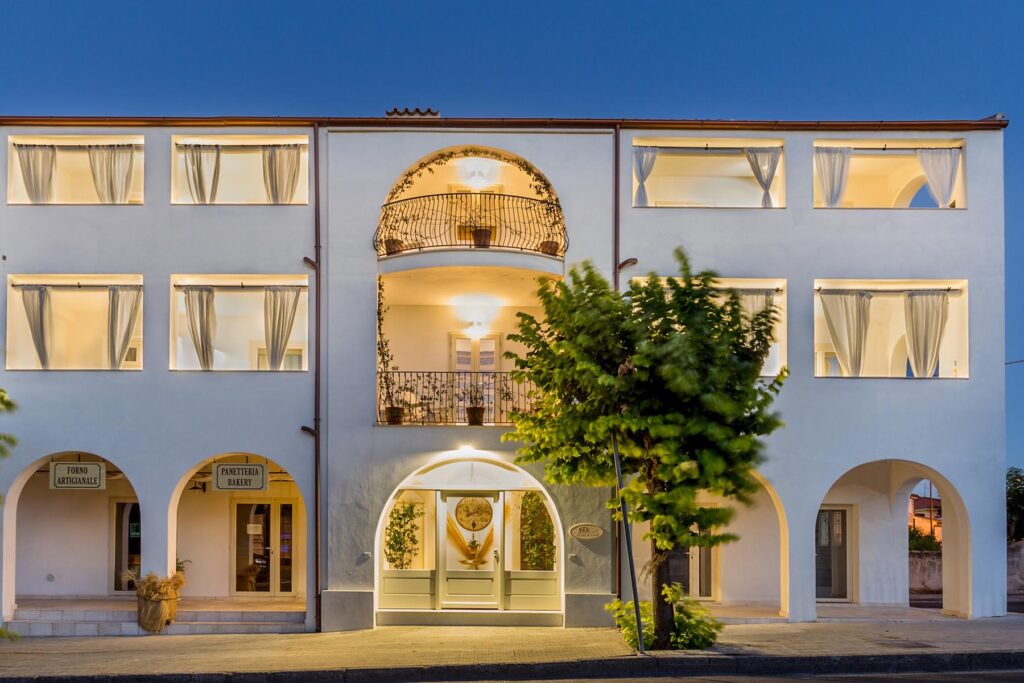 Die Aussenfassade des Nebengebäudes Loft und Apartments, Hotel Mannois, Orosei
