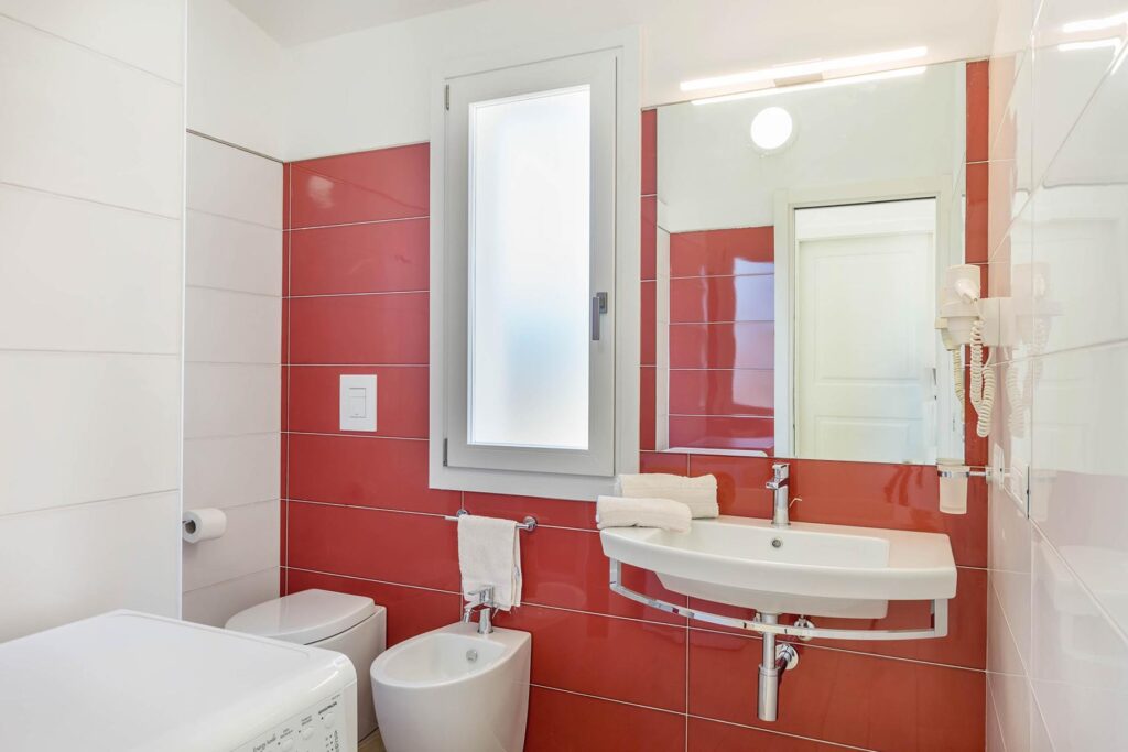 Die Badezimmer sind rot, blau oder grün der Ferienhäuser Ville d´Ogliastra 1, Cardedu - meer sardinien urlaub