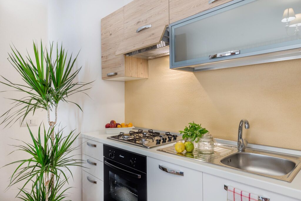 Die Küche des Grand Apartment im Nebengebäude Loft und Apartments, Hotel Mannois, Orosei