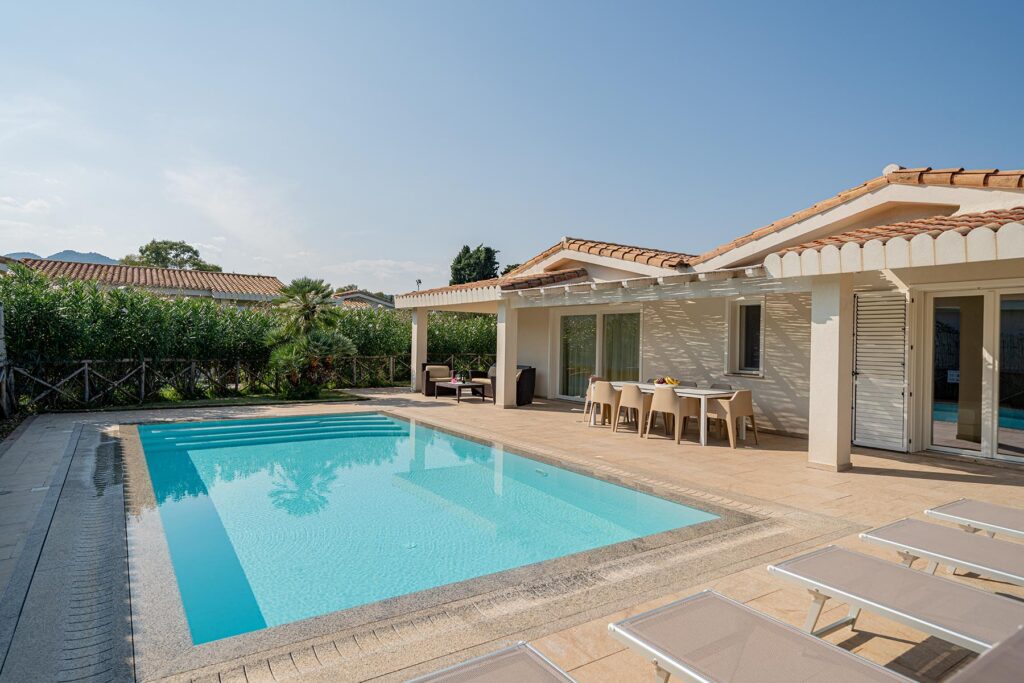 Pool mit Hausfront, Ville d´Ogliastra 1 Piscina, Cardedu - meer sardinien urlaub