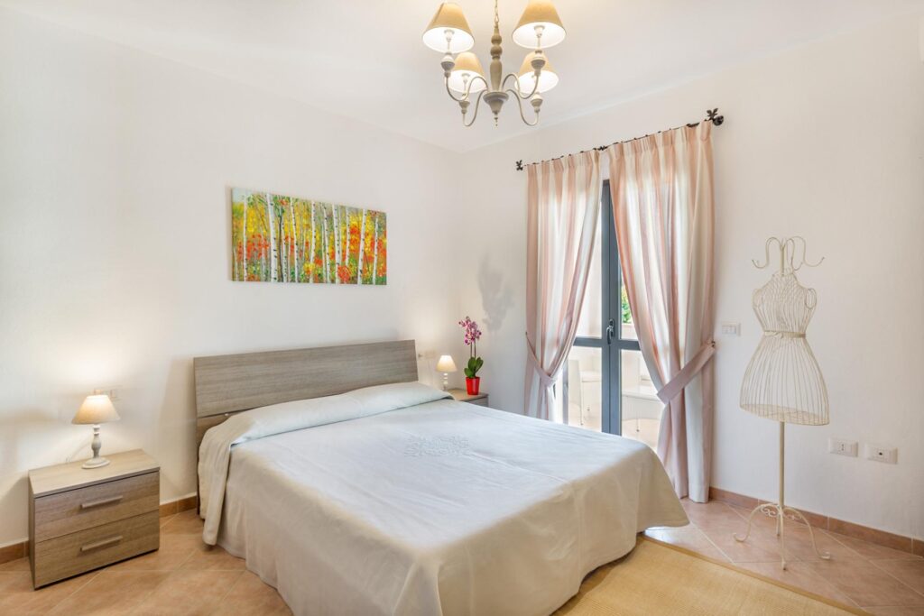 Schlafzimmer des Grand Apartment im Nebengebäude Loft und Apartments, Hotel Mannois, Orosei