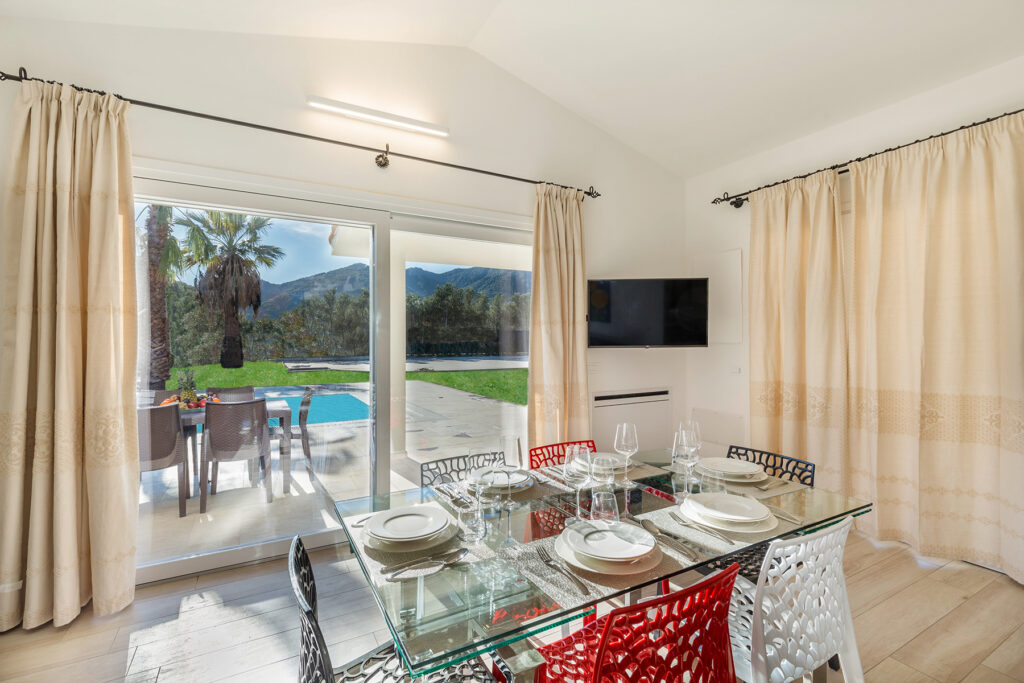 Vom Wohnraum kann man mit Blick auf den Pool speisen, Ville d´Ogliastra 1 Piscina, Cardedu - meer sardinien urlaub