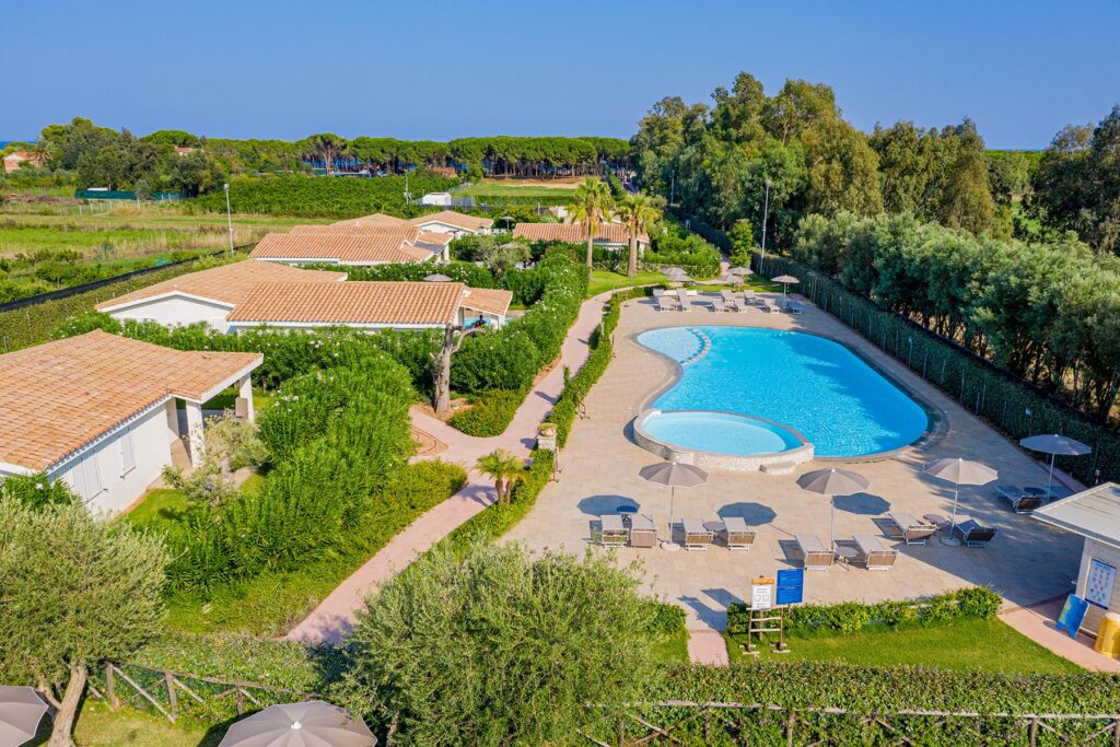 der Gemeinschaftspool der kleinen Anlage Ville d´Ogliastra 1 bei Cardedu aus der Vogelperspektive - meer sardinien urlaub
