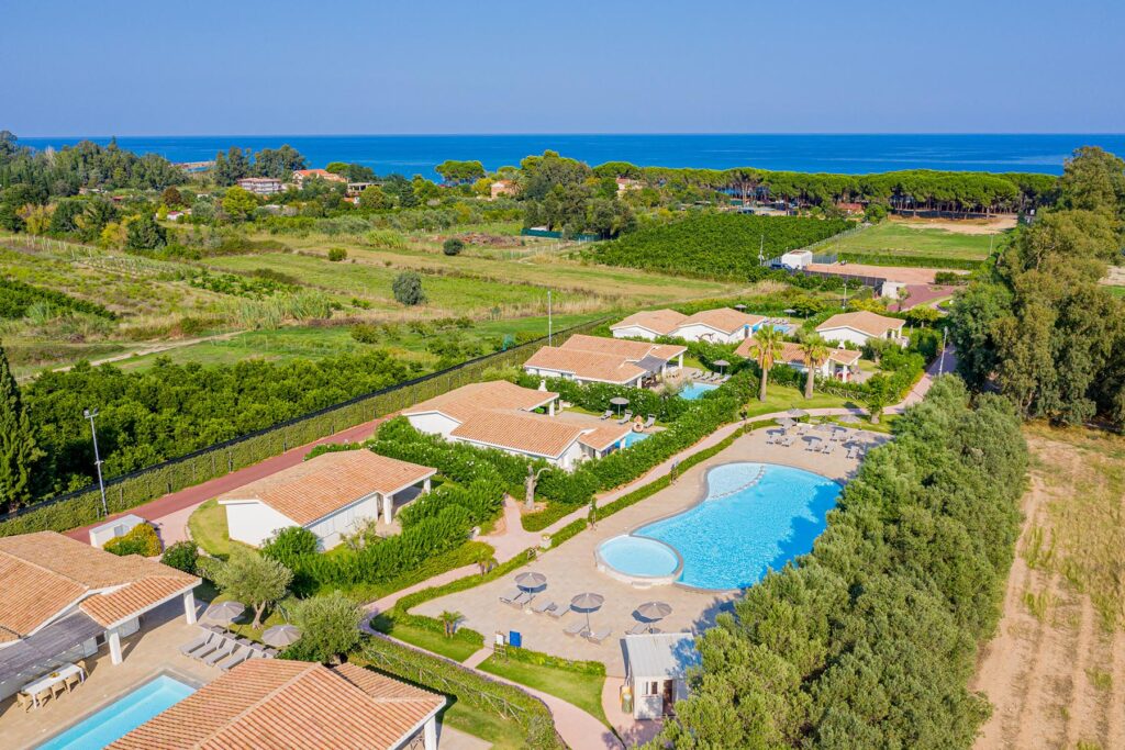 die Anlage Ville d´Ogliastra 1 bei Cardedu aus der Vogelperspektive - meer sardinien urlaub