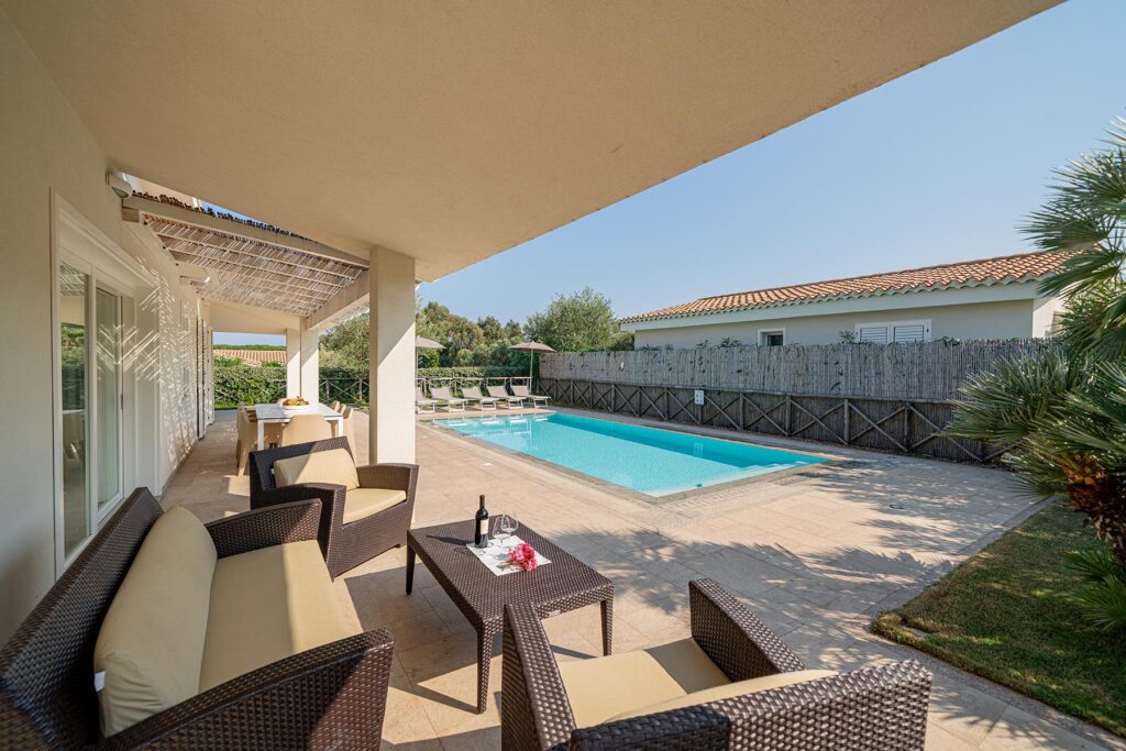 die Terrasse bietet nebst Esstisch auch schöne Sitzgelegenheiten, Ville d´Ogliastra 1 Piscina, Cardedu - meer sardinien urla