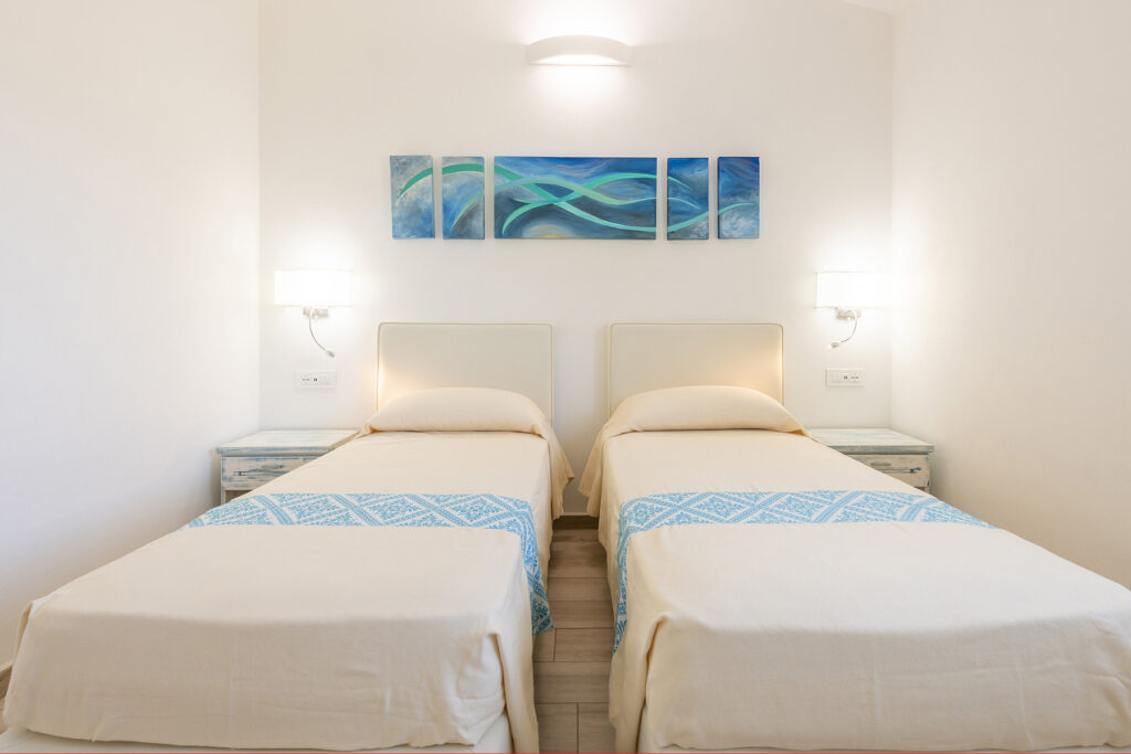 ein Schlafraum mit zwei Einzelbetten, Ville d´Ogliastra 1 Piscina, Cardedu - meer sardinien urlaub