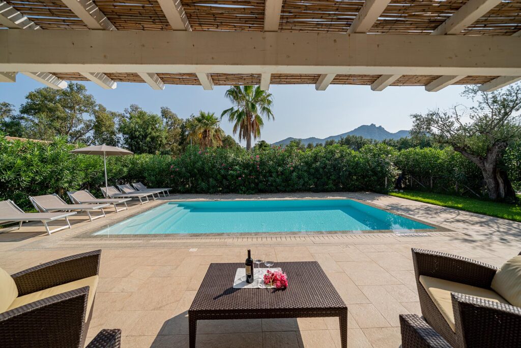 ein entspannter Blick von der überdachten Terrasse zum Pool, Ville d´Ogliastra 1 Piscina, Cardedu - meer sardinien urlaub