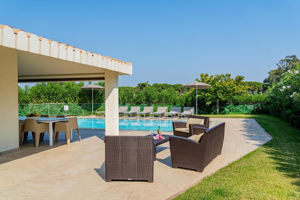 gemütliche Sitzgelegenheiten im Garten eines Ferienhauses Ville d´Ogliastra 1 Piscina, Cardedu - meer sardinien urlaub