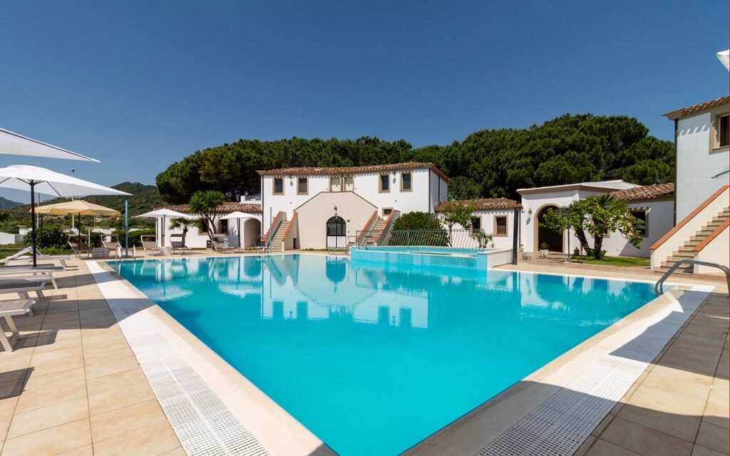 Blick auf den Pool und die Wohngebäude, Aparthotel Museddu Beach, Cardedu - meer sardinien urlaub