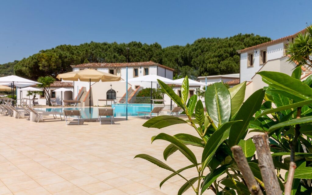 Blick auf den Poolbereich des Aparthotels Museddu Beach, Cardedu - meer sardinien urlaub