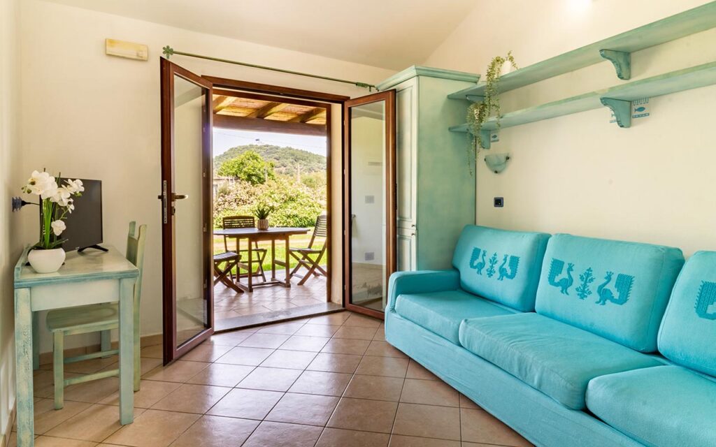 Blick vom Wohnraum auf die vorgelagerte Wohnungsterrasse, Aparthotel Museddu Beach, Cardedu - meer sardinien urlaub