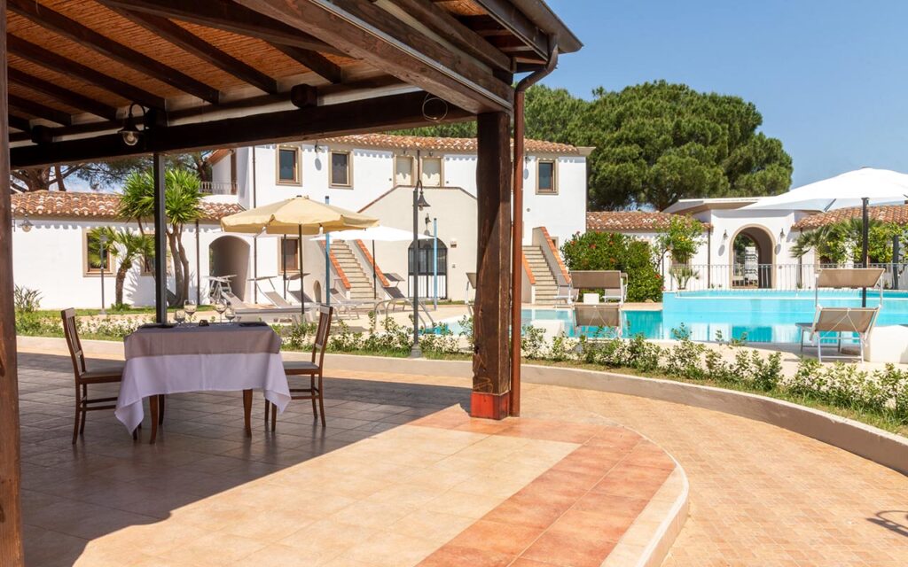 Blick von der Restaurant-Terrasse auf den Pool, Aparthotel Museddu Beach, Cardedu - meer sardinien urlaub