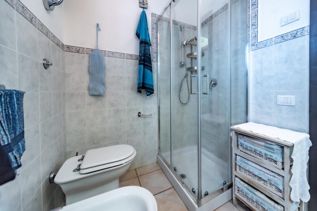Das Bad mit Dusche des Ferienhauses Federica, Costa Rei - meer sardinien urlaub