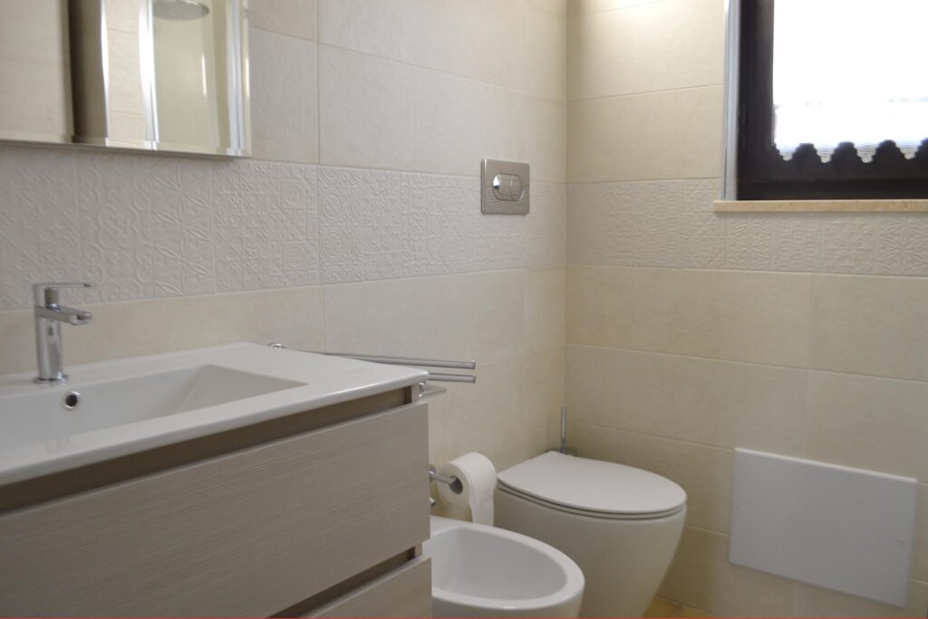 Das Badezimmer des Ferienhauses Turagri 135, Costa Rei - meer sardinien urlaub