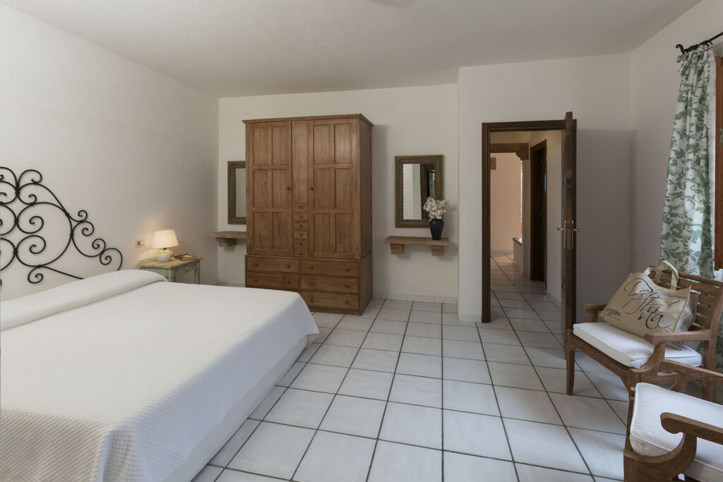 Das Doppelbettschlafzimmer des Ferienhauses Orchidea vom Cala di Falco Typ B, Cannigione - meer sardinien urlaub