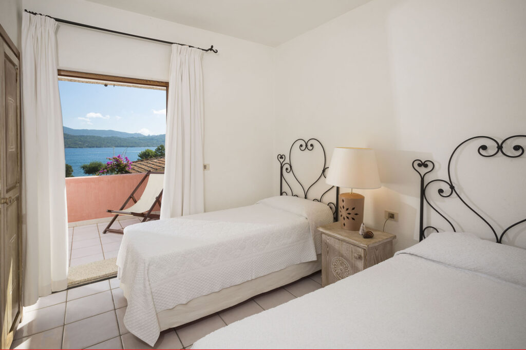 Das Schlafzimmer mit zwei Einzelbetten des Ferienhauses Erica vom Cala di Falco, Cannigione - meer sardinien urlaub