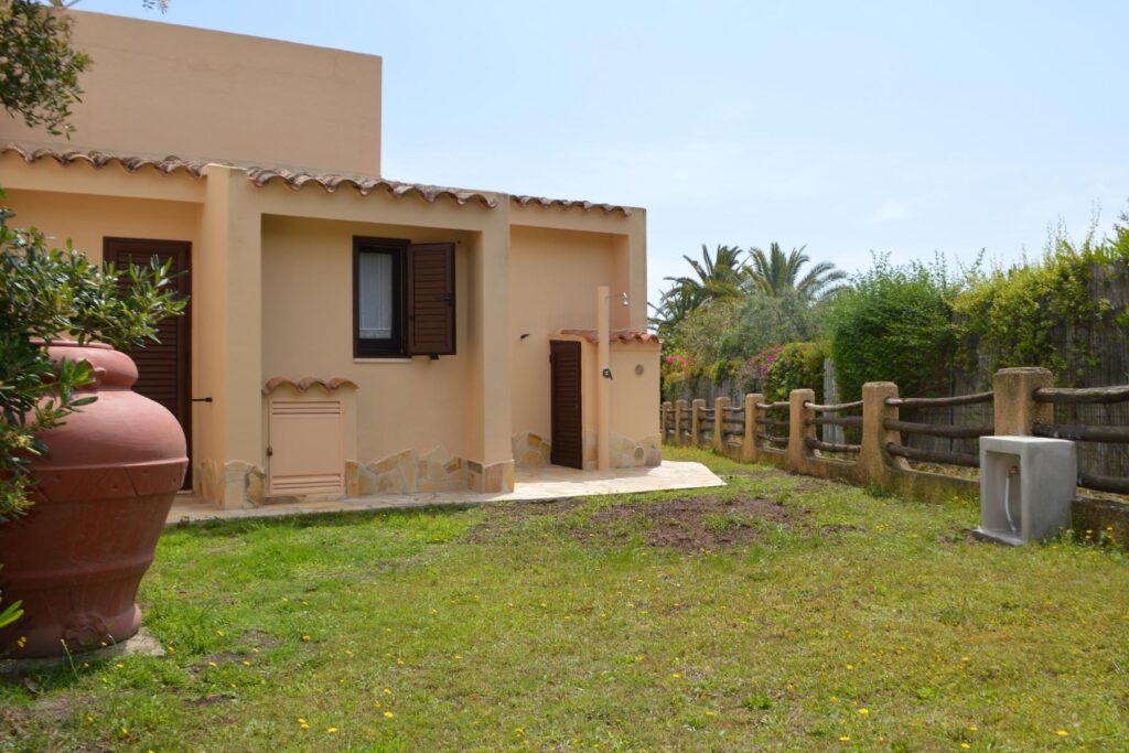 Der Garten auf der Rückseite des Ferienhauses Turagri 135, Costa Rei - meer sardinien urlaub