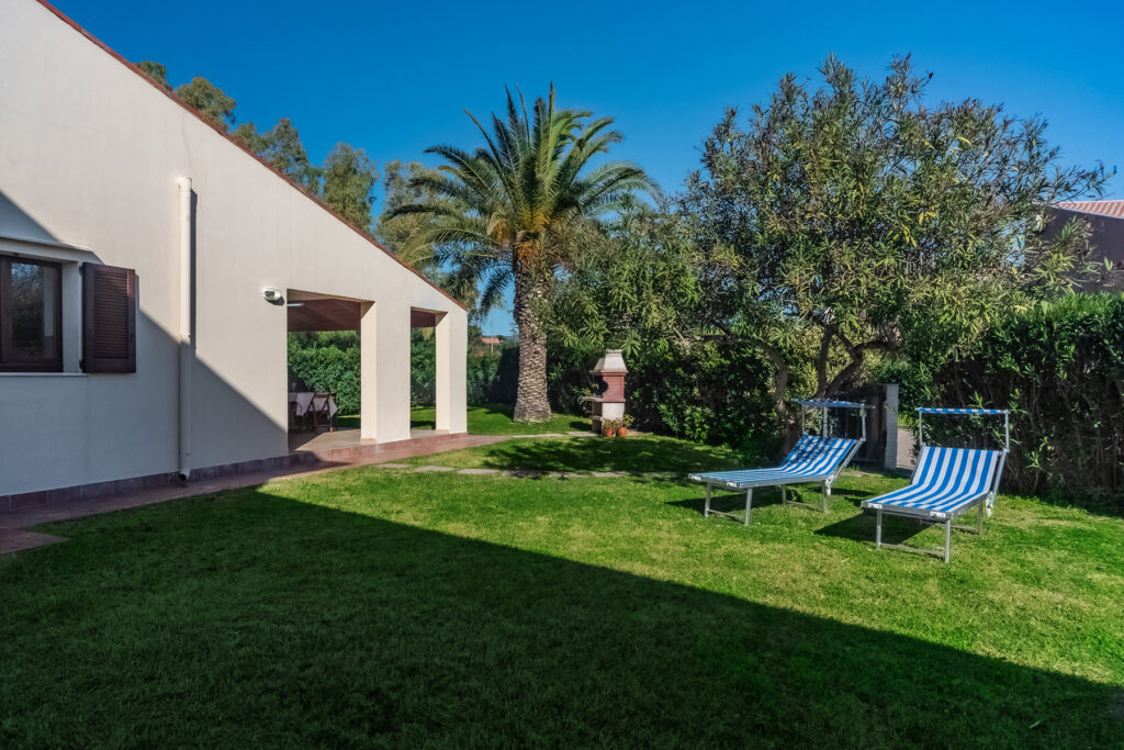 Der gepflegte Garten mit Liegestühle für schöne Entspannungsmomente, Ferienhaus Federica, Costa Rei - meer sardinien urlaub