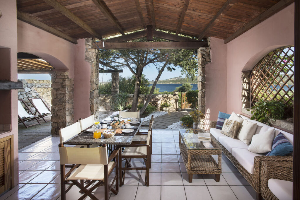 Die Terrasse mit gemütlichen Sitzgelegenheiten des Ferienhauses Asfodelo vom Cala di Falco Typ A, Cannigione - meer sardinien urlaub