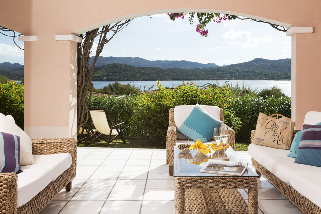 Die tolle Meerblick-Terrasse des Ferienhauses Drachena vom Cala di Falco Typ D, Cannigione - meer sardinien urlaub