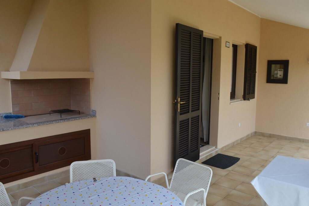 Die überdachte Terrasse mit Grill des Ferienhauses Turagri 135, Costa Rei - meer sardinien urlaub