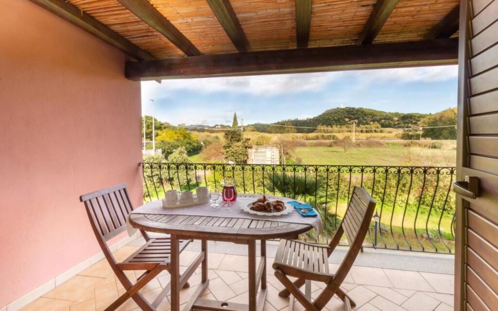 Terrasse im ersten Stock des Aparthotels Museddu Beach, Cardedu - meer sardinien urlaub